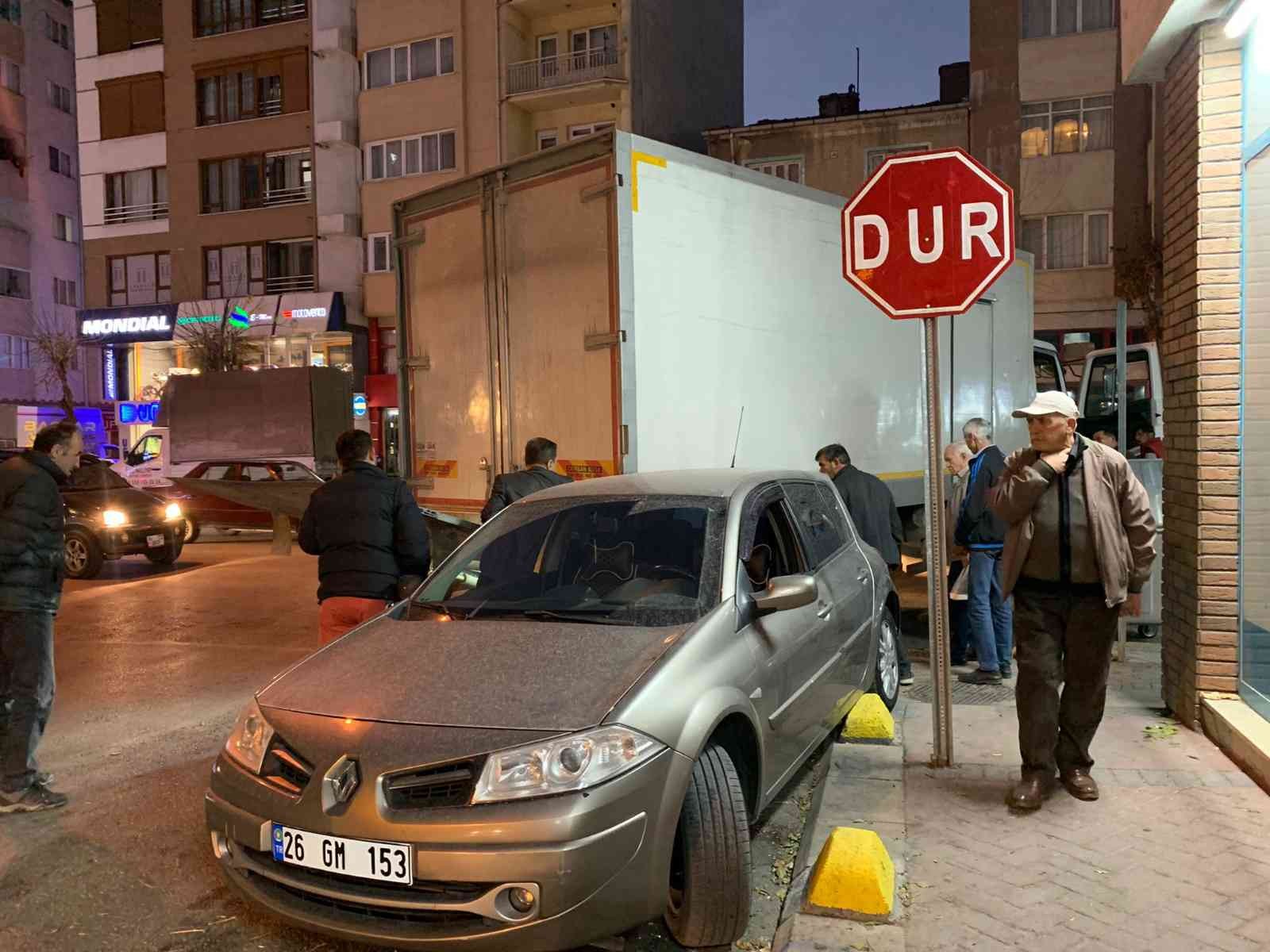 Dar yolda sıkışan tır park halindeki aracı metrelerce sürükledi