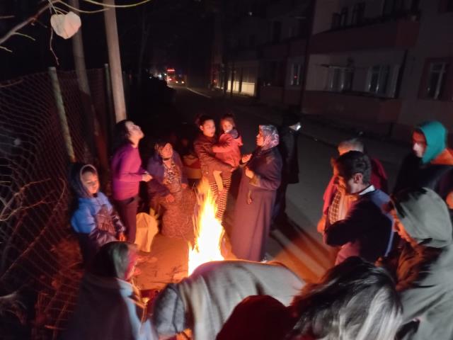 Depreme uykusunda yakalanan vatandaşlar sokağa çıktı, ısınmak için ateş yaktılar