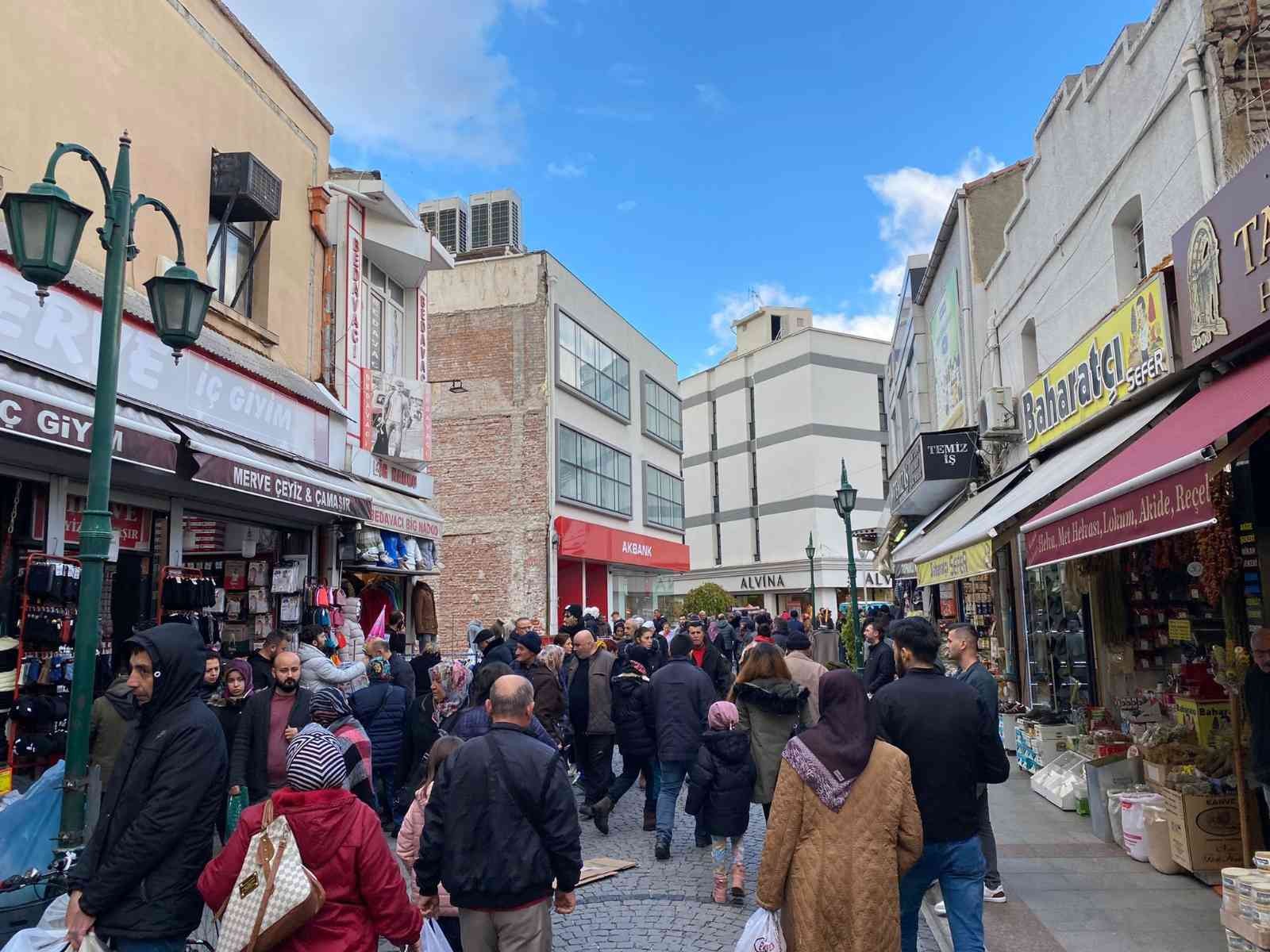 Eskişehir’de soğuk havaya rağmen ortaya çıkan alışveriş kalabalığı dikkat çekti