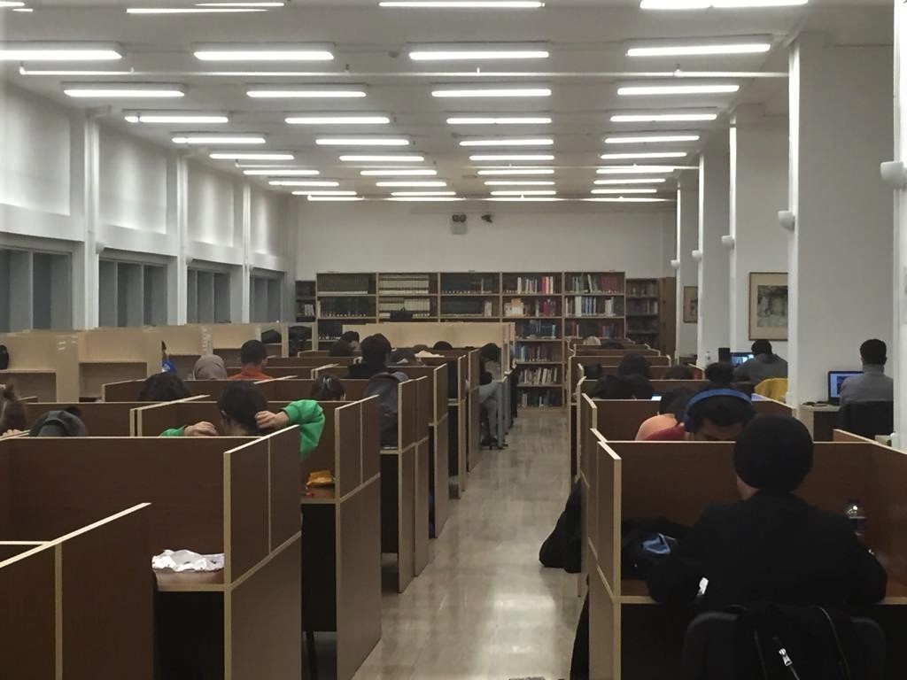 Vize haftasının son günlerine rağmen kütüphanedeki kalabalık azalmadı