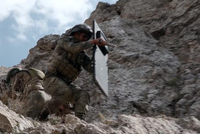 Komandolar, Zap bölgesinde PKK'lı teröristlere ait mağaraya böyle girdi