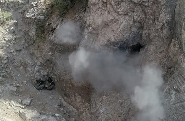 Komandolar, Zap bölgesinde PKK'lı teröristlere ait mağaraya böyle girdi