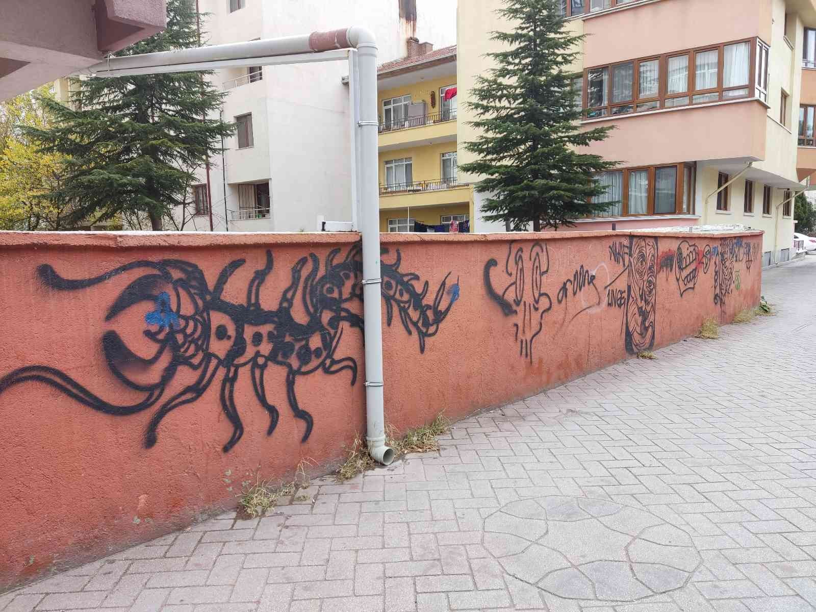 Sprey boyayla yazılan duvar yazıları görüntü kirliliği oluşturuyor