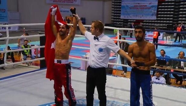 Türk Bayrağı’nı sırtlayarak Avrupa Şampiyonluğu’nu kutladı