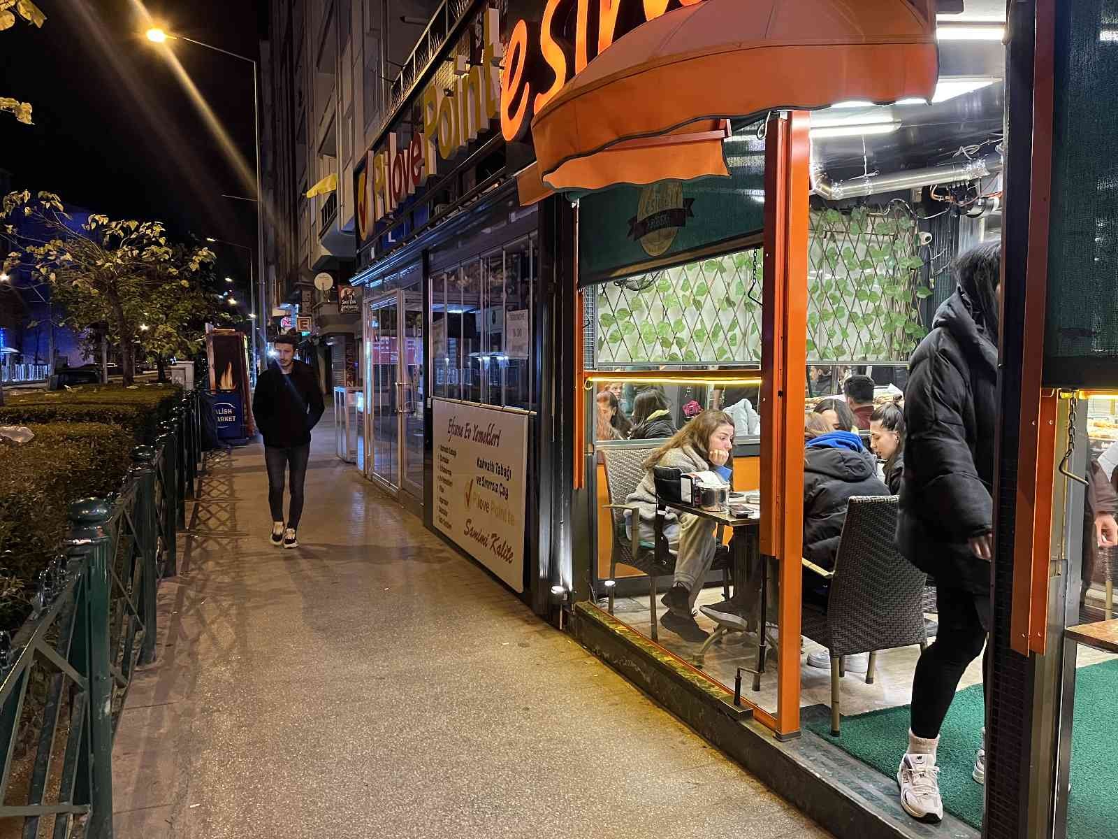 Depremden korkan öğrenciler, ev terlikleriyle kendilerini sokağa attılar