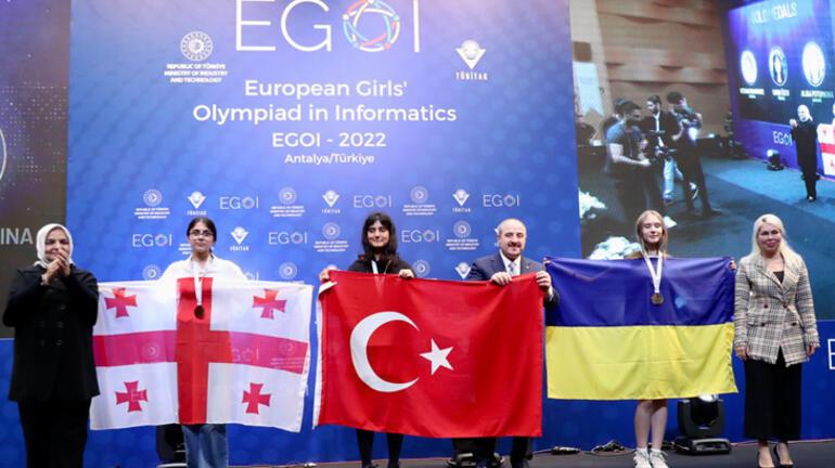 Bu gurur Türkiye’nin! Duru Özer, Kızlar Bilgisayar Olimpiyatı'nda altın madalya kazandı