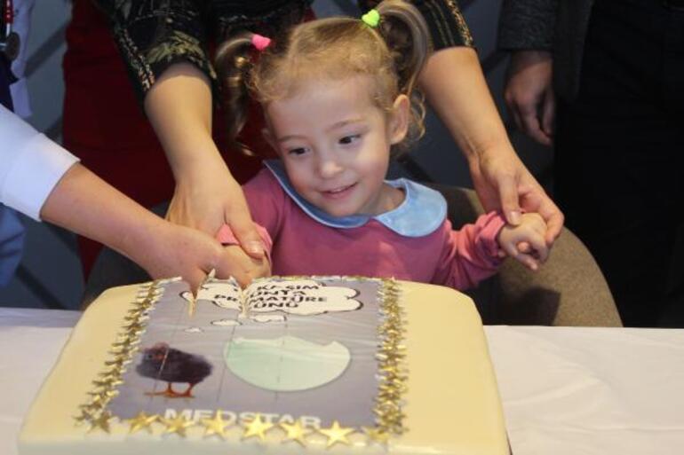 790 gram doğan Ayza, 3’üncü yaş gününü hayata tutunduğu hastanede kutladı