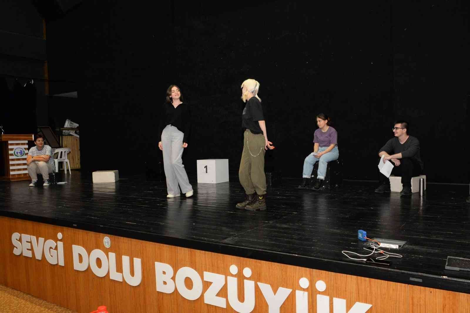 Başkan Bakkalcıoğlu Gençlik Tiyatrosu’nun çalışmalarına katıldı