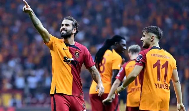 Galatasaray'a yıldız futbolcudan kötü haber! İdmanı yarıda bırakmak zorunda kaldı