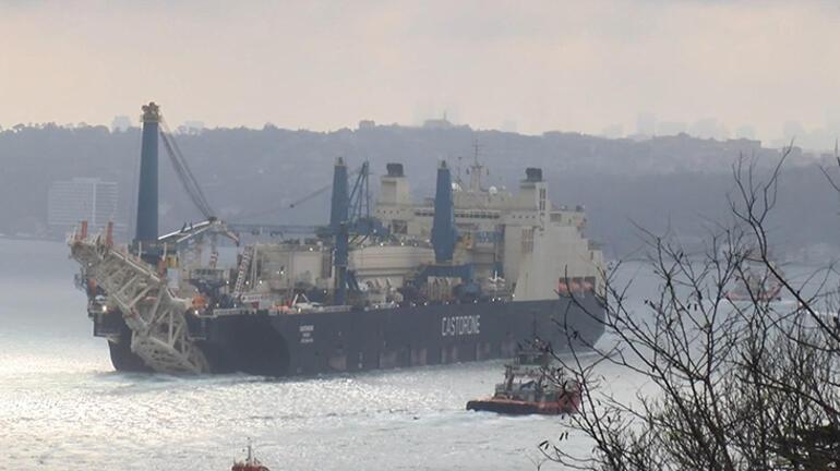 İstanbul'da dev gemi! Boğaz, gemi geçişlerine kapatıldı