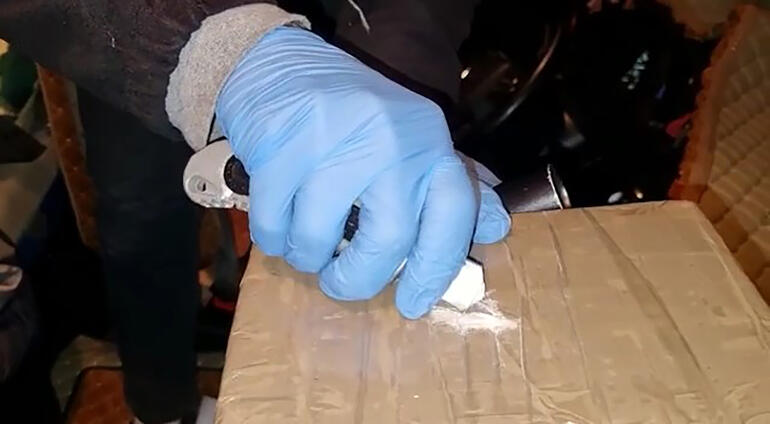 TIR'da döşeme kılıfına gizlenen 2,3 kilo kokaini 'Aşil' buldu