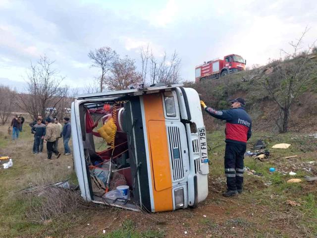 İşçileri taşıyan minibüs tarlaya uçtu: Uzman erbaş hayatını kaybetti, 9 kişi yaralandı