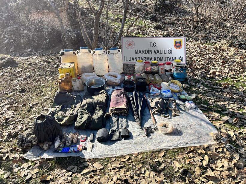 Mardin kırsalında PKK’lı teröristlerin 4 malzeme deposu imha edildi