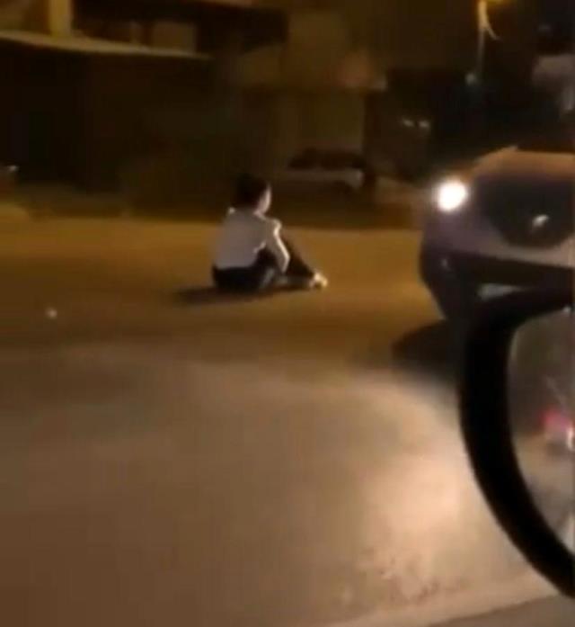 İstanbul'da bir garip olay! Trafiğe aldırış etmeyen genç kız, yolun ortasına oturup öylece bekledi