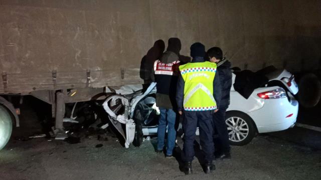 Otomobil acil çıkıştan dönmek isteyen tıra ok gibi saplandı: 1 ölü