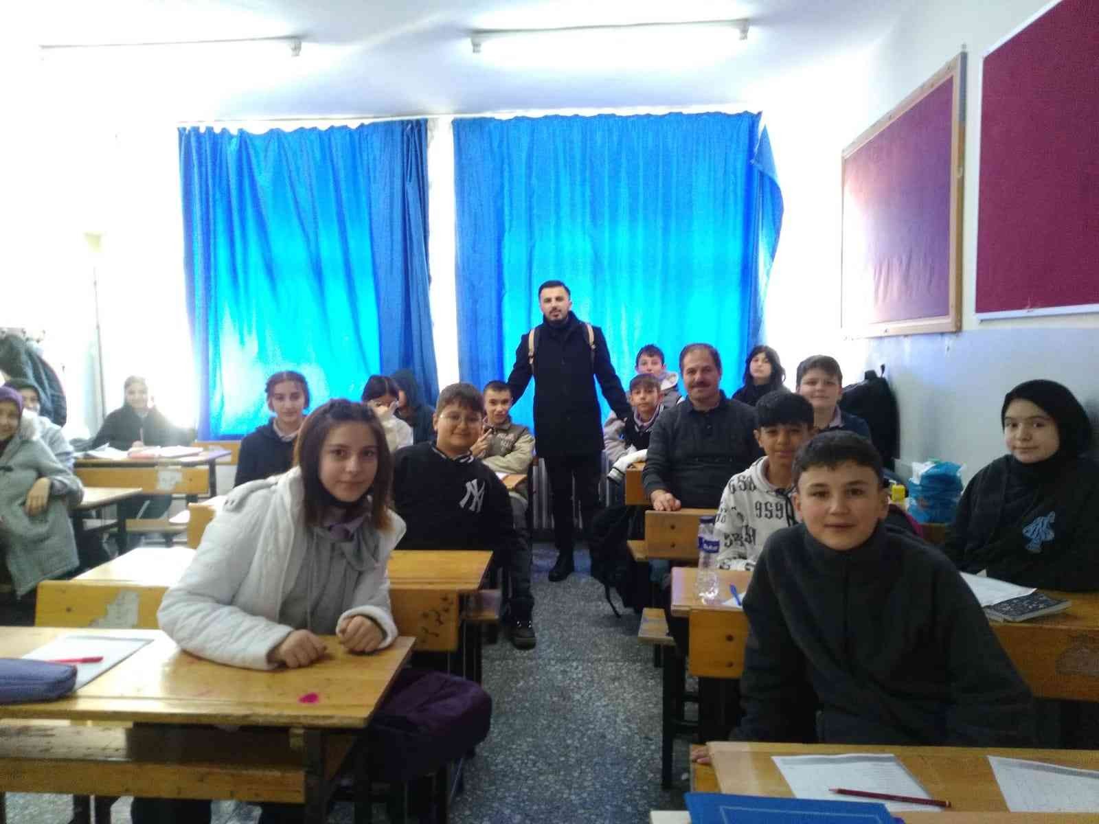 TÜGVA, Eskişehir’de 41 ortaokulu ziyaret ederek ‘Kitap Kurdu’ yarışmasını anlattı