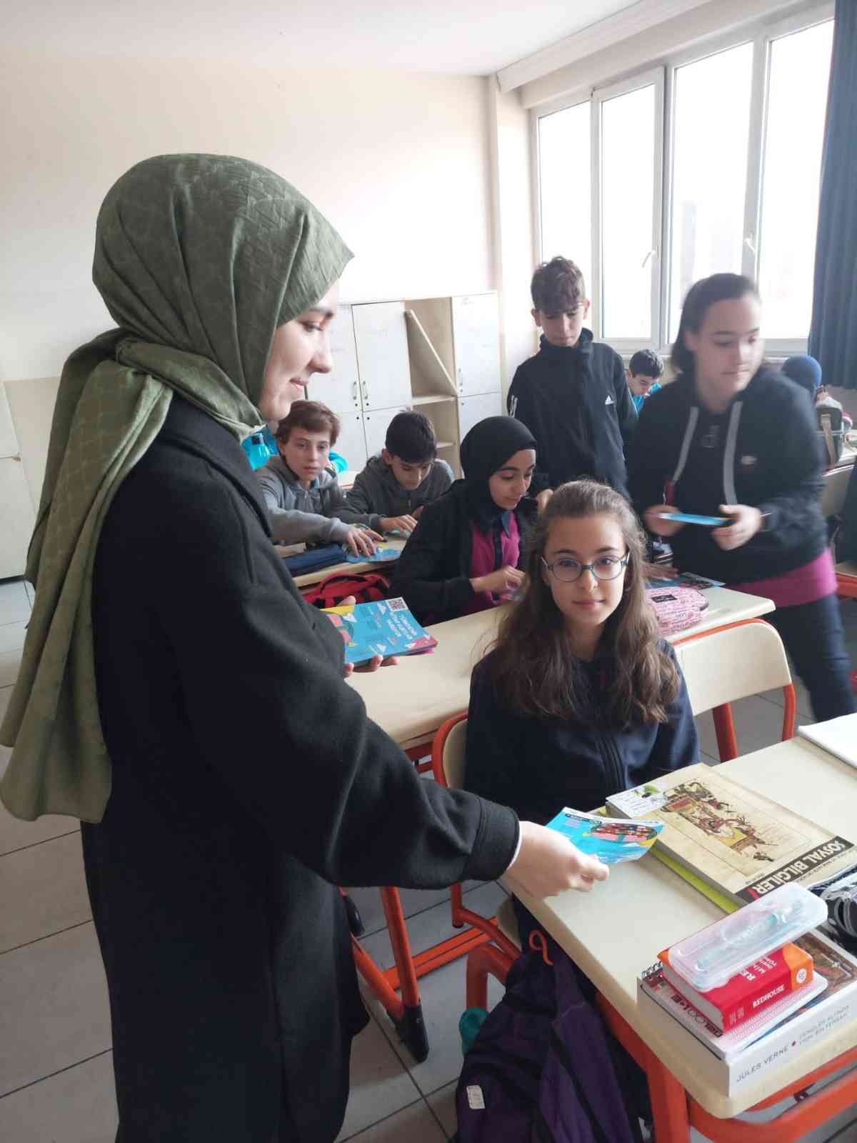 TÜGVA, Eskişehir’de 41 ortaokulu ziyaret ederek ‘Kitap Kurdu’ yarışmasını anlattı