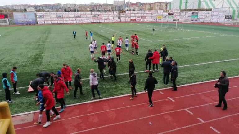 Silivri'de bölgesel amatör lig maçında saha ve tribün karıştı