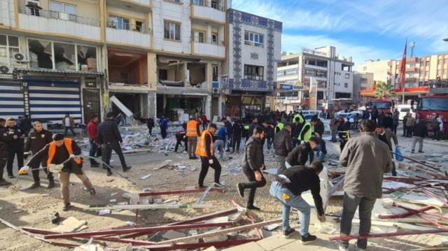 Şanlıurfa'da bir apartmanın zemin katında patlama! 4 kişi yaralandı