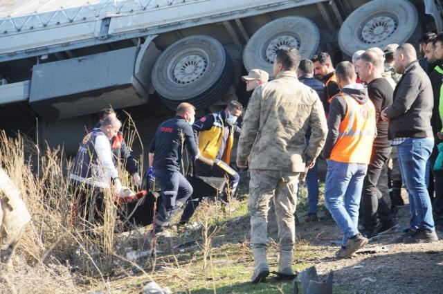 Cizre'de feci kaza: Hurdaya dönen araç 4 kişiye mezar oldu