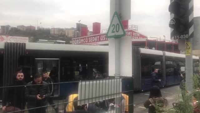 İstanbul'da tramvay ile İETT otobüsü çarpıştı: Yolcular arasından yaralananlar var