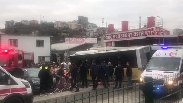 İstanbul'da tramvay ile İETT otobüsü çarpıştı: Yolcular arasından yaralananlar var