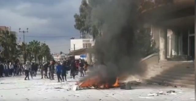 Suriye'de hareket saatler! Halk valilik binasına girdi, güvenlik güçleri ateş açtı
