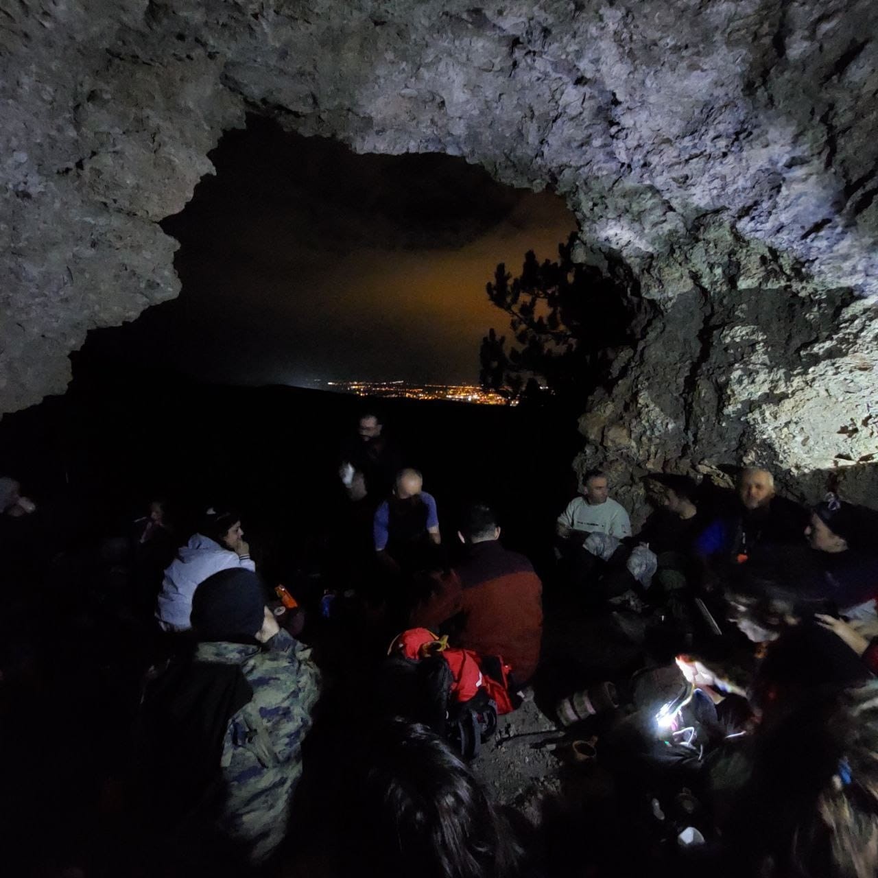Gece yürüyüşçüleri mağaralarda şehir ışıklarını seyretti
