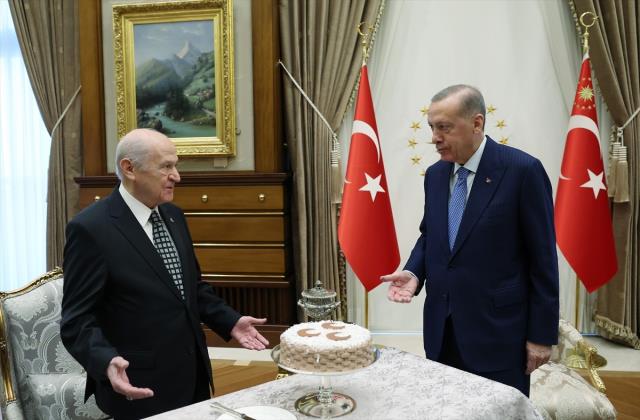 Cumhurbaşkanı Erdoğan'dan Bahçeli'ye doğum günü sürprizi! Kestikleri pastanın üzerindeki motif dikkat çekti