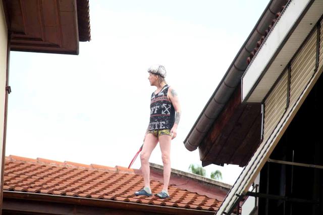 Apart işletmecisinin 2.5 yıldır yüzünü görmediği turist çatıdan çıktı