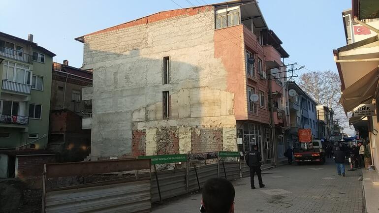 Bursa'da zemininde kayma olan 4 katlı binaya tahliye