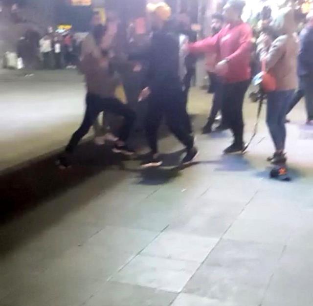 İstanbul'da yabancı uyruklular birbirine girdi! Tekme, yumruk ve silahların konuştuğu kavga kamerada