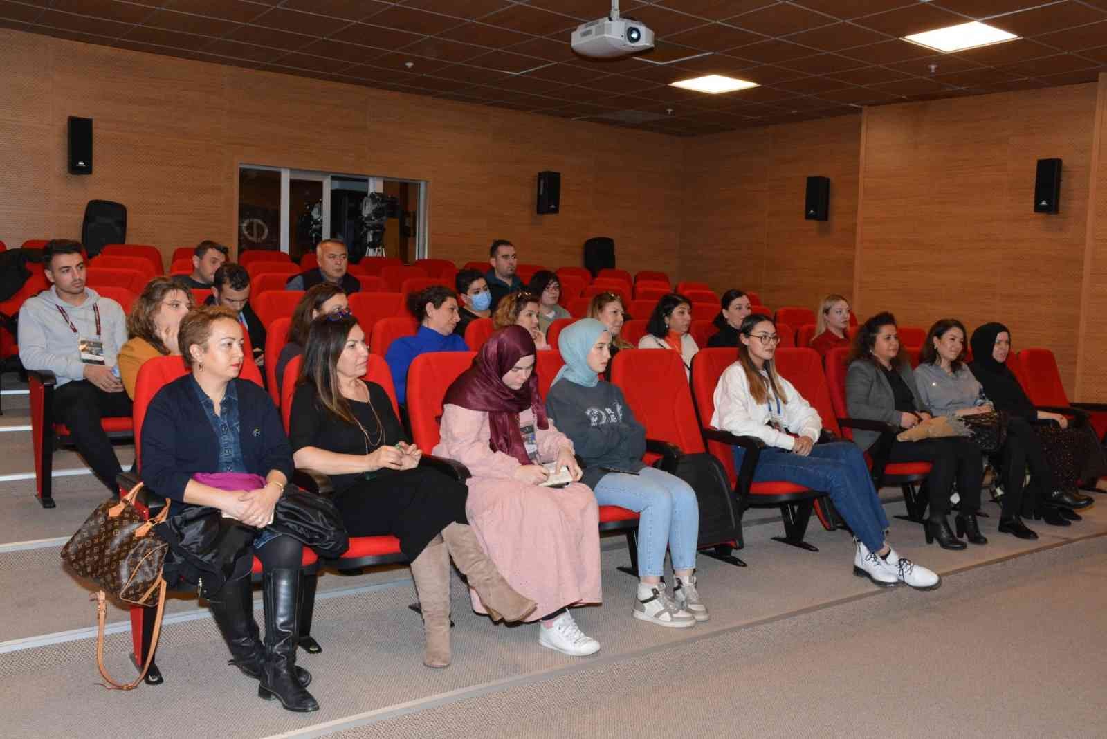 TÜDAM’da “Yaşayan İznik Çinileri ve Sanat Kültürü” konuşuldu