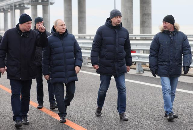 Putin'den gövde gösterisi! Alev topuna dönen köprüden 2 ay sonra araba sürerek geçti