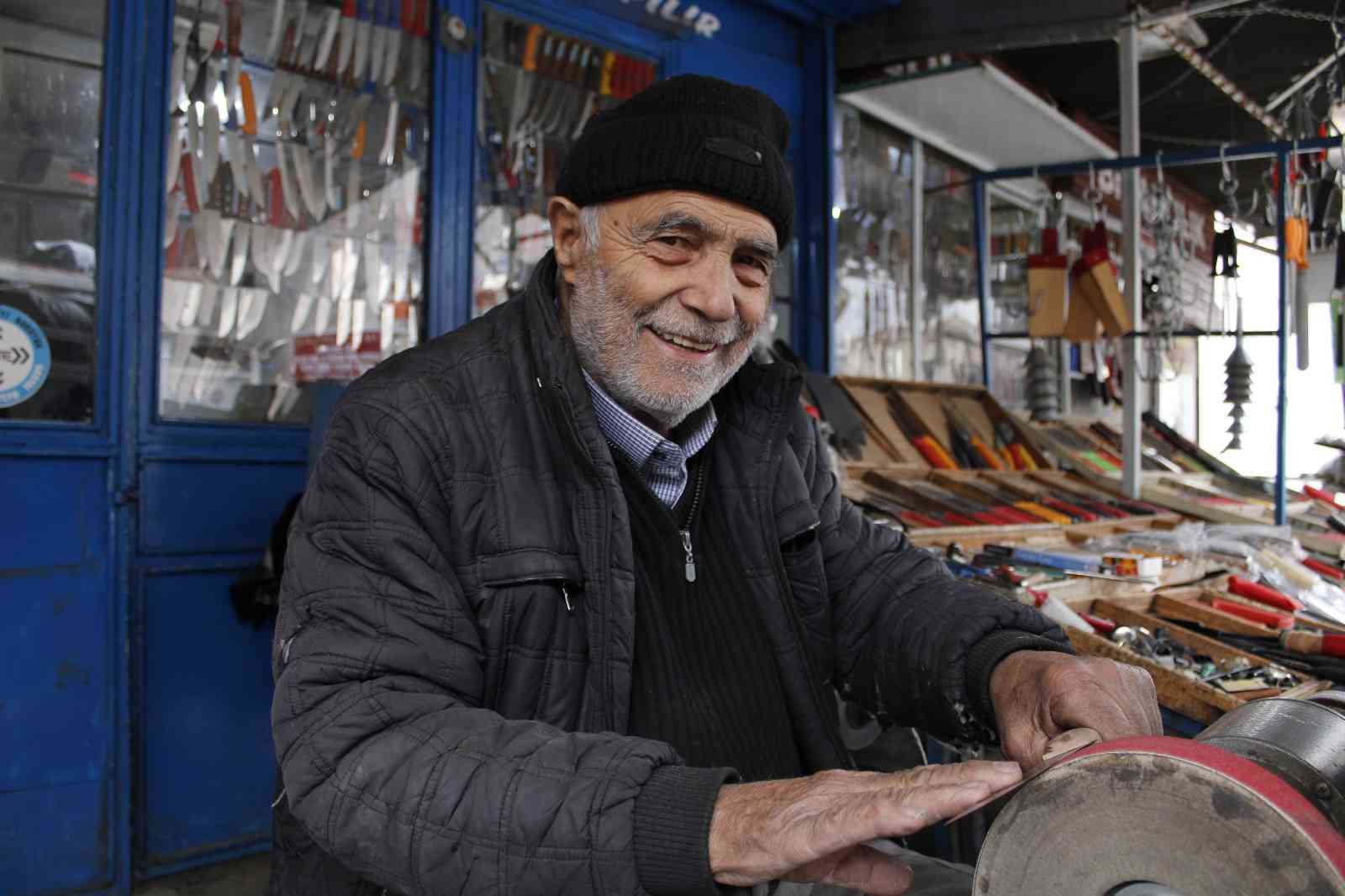 Tezgâhındaki bıçaklar 5 ayrı bileme işleminden geçiyor