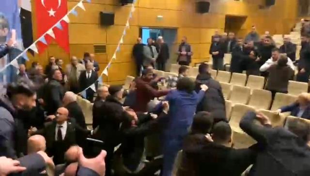 İYİ Parti'nin il kongresinde kavga! Araya polis girene kadar yumruklar havada uçuştu