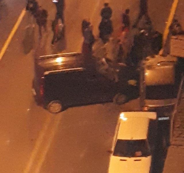 Mersin'de belediyenin kepçesini çalan şahıs şehri birbirine kattı: Araçlara çarpma anı güvenlik kamerasında
