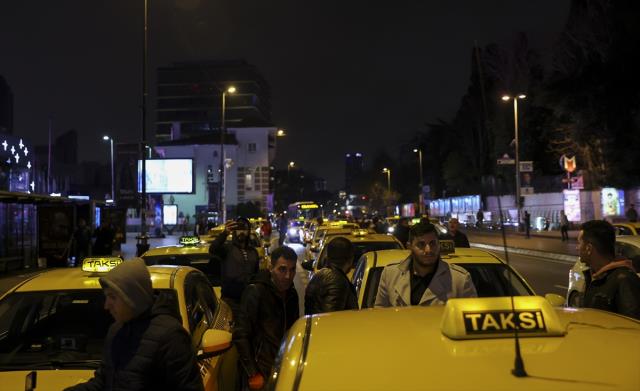 Ücretlerinin düşük olduğunu savunan taksiciler protesto gösterisi düzenledi: Sesimiz duyulmazsa kontak kapatacağız