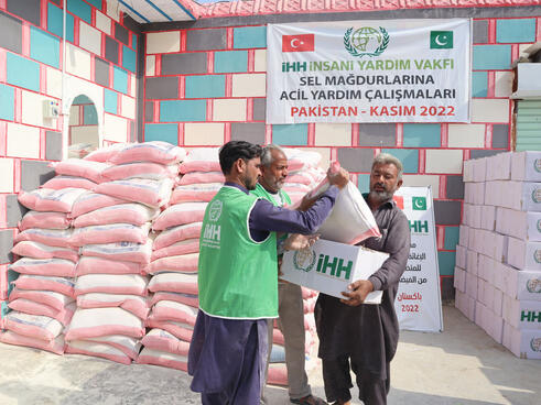 İHH, Pakistan’da 150 binden fazla kişiye yardım ulaştırdı