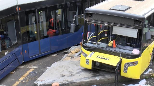Tramvayın çarptığı otobüsün şoförü feci kazayı anlattı: Tramvay kırmızı ışıkta geçti