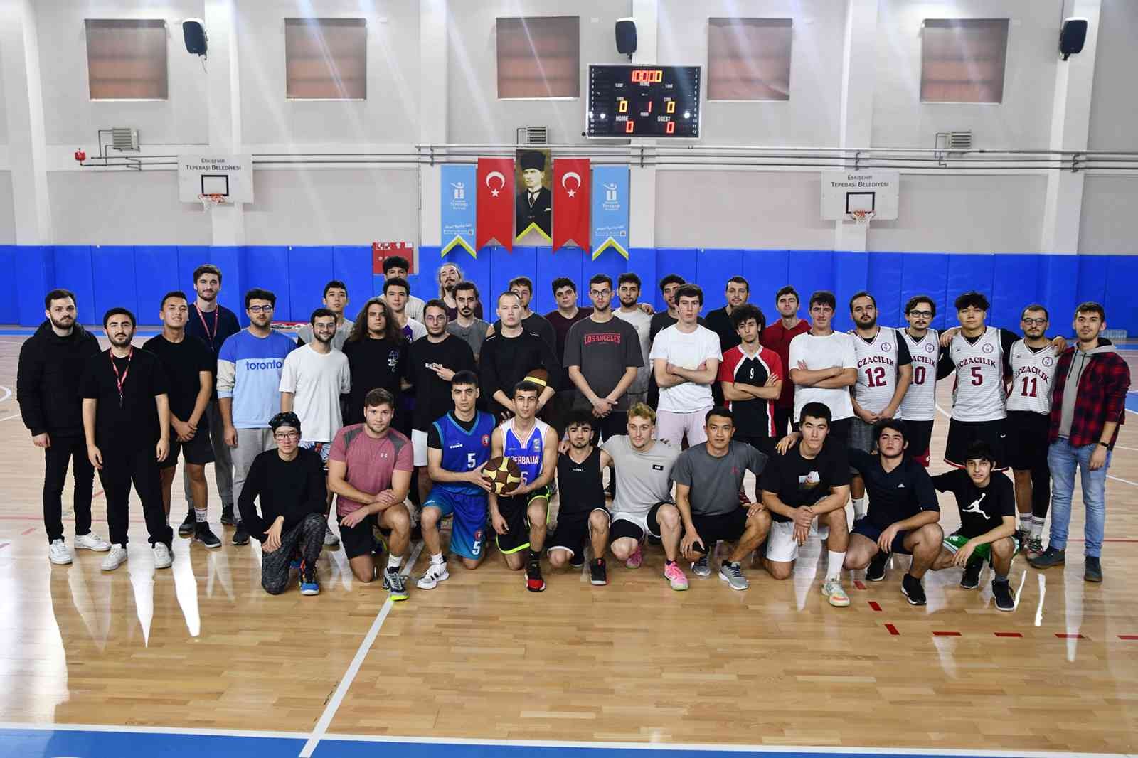 Gençlik basketbol turnuvasında heyecan dolu maçlar