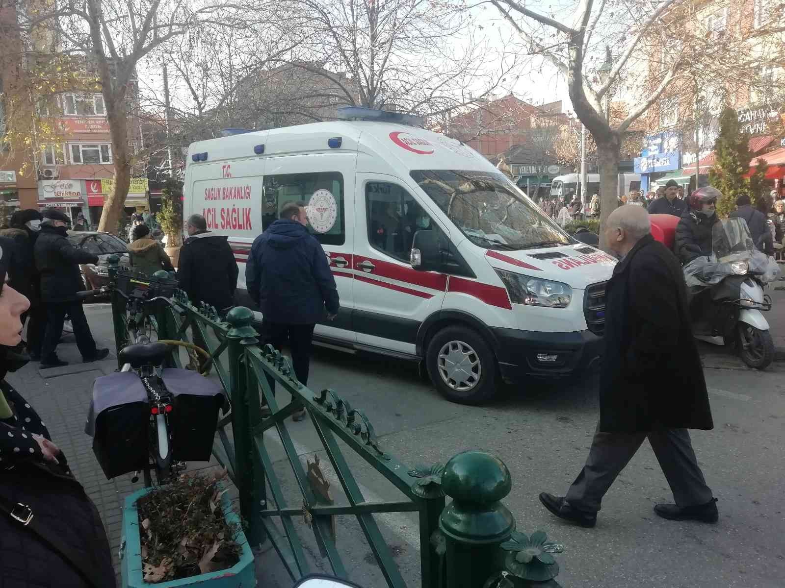 Duyarsız sürücü ambulansın yolunu kapattı