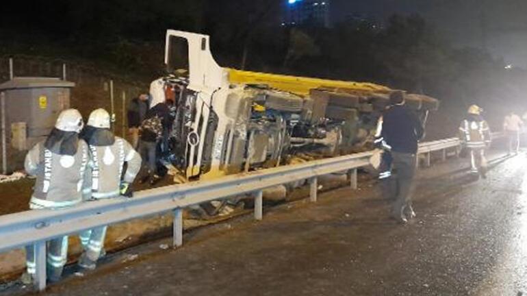 TEM Otoyolu'nda hafriyat kamyonu devrildi! 1 ölü, 1 yaralı