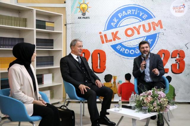 Talep gençlerden geldi! Bakan Akar bir anda telefona sarılıp, Cumhurbaşkanı Erdoğan'ı aradı