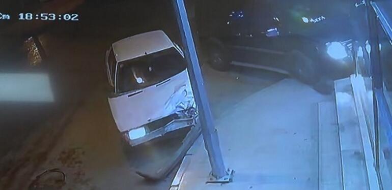 14 yaşındaki sürücü, otomobile ve pastaneye çarptı; o anlar kamerada