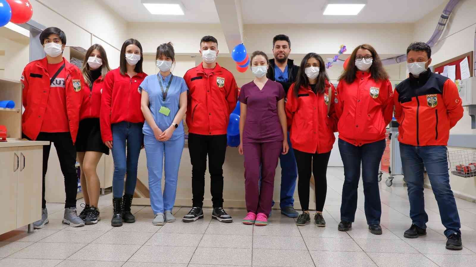 AKUT Eskişehir ekibinden minik hastalara yılbaşı sürprizi