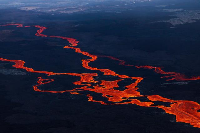 38 yıl sonra harekete geçen yanardağı lav püskürtmeye devam ediyor! 2018'deki felaket yeniden yaşanabilir