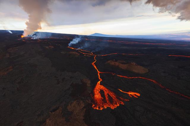38 yıl sonra harekete geçen yanardağı lav püskürtmeye devam ediyor! 2018'deki felaket yeniden yaşanabilir