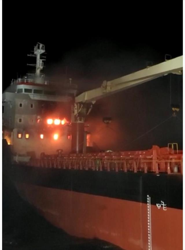 Sinop'taki gemi yangınından sağ kurtulan yedek kaptan korku dolu geceyi anlattı: Bir kişi çıktı karşıma, her tarafı yanıyordu