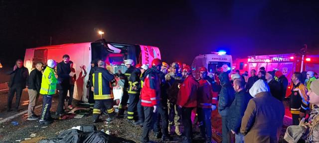 Diyarbakır'da yolcu otobüsü devrildi: 1'i bebek 5 ölü, 23 yaralı